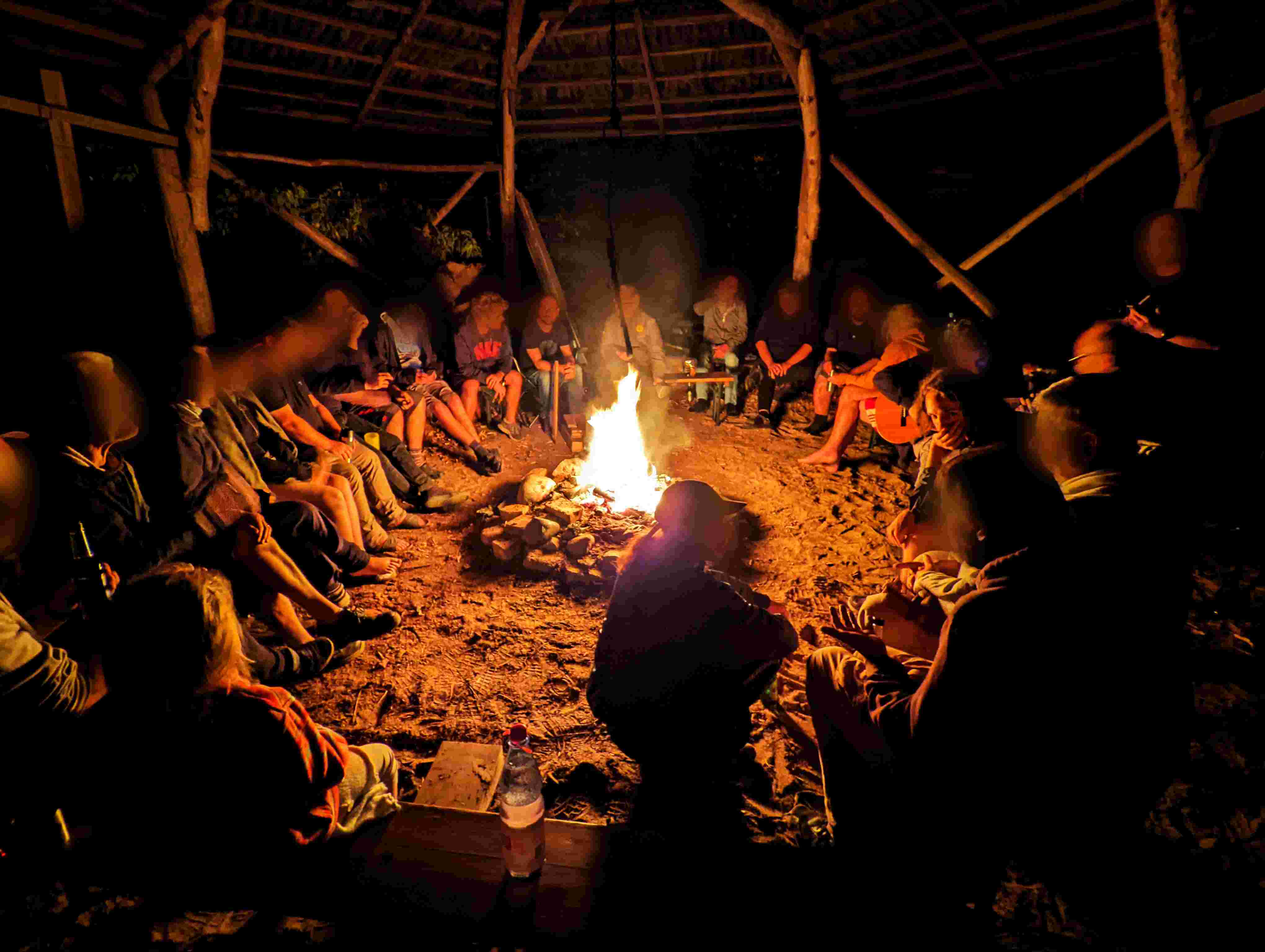 Gruppenbild am Lagerfeuer, FediCamp 2022